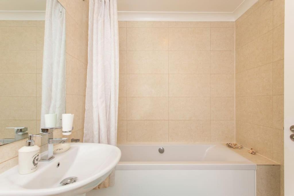 2 Bed Room Flat Near Westfield, West ลอนดอน ภายนอก รูปภาพ